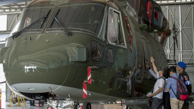 Penyidik KPK saat melakukan pemeriksaan terhadap Helikopter AW 101 yang menjadi barang bukti kasus korupsi alutsista TNI
