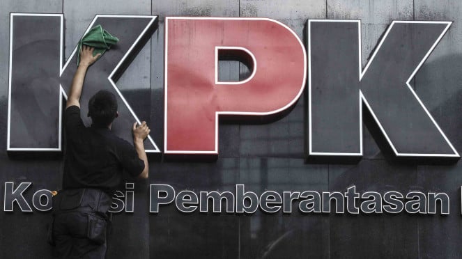 Petugas membersihkan logo Kantor Komisi Pemberantasan Korupsi  (KPK) di Jakarta.