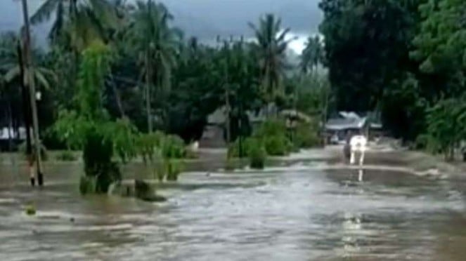 Banjir merendam jalur trans-Sulawesi di Kecamatan Malunda, Kabupaten Majene, Provinsi Sulawesi Barat, setelah hujan deras melanda wilayah itu sejak Kamis sore, 26 Mei 2022.