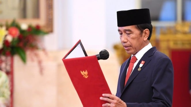 Presiden Jokowi saat melantik lima orang Anggota DKPP unsur tokoh masyarakat 