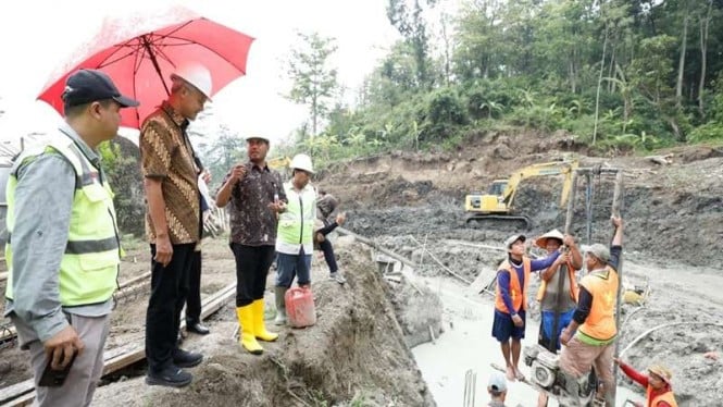 Gubernur Jateng Ganjar Pranowo meninjau lahan pembangunan Embung Desa Kalibareng