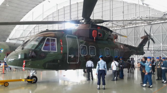 Penyidik KPK melihat fisik Helikopter AW-101 di Lanud Halimperdanakusuma