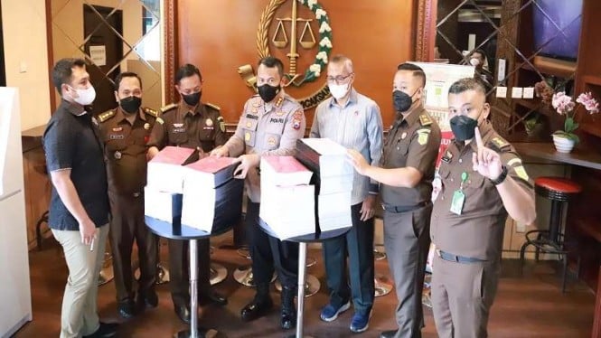 Penyidik Polda Jawa Timur serahkan berkas kasus tragedi Kanjuruhan ke Kejati.