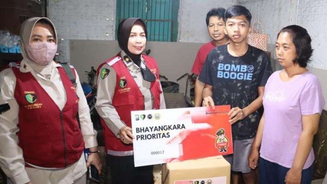 Petugas Polda Jawa Timur memberikan bantuan sekaligus jaminan pelayanan kesehatan kategori prioritas untuk para korban dan keluarga korban Tragedi Kanjuruhan di sejumlah wilayah di Jawa Timur, Selasa, 18 Oktober 2022.