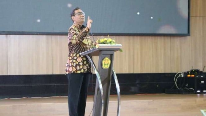 Menteri Koordinator Bidang Politik, Hukum, dan Keamanan Mahfud MD memberikan kuliah umum kepada ratusan mahasiswa di Auditorium Kampus Universitas Jember, Jawa Timur, Jumat, 28 Oktober 2022.