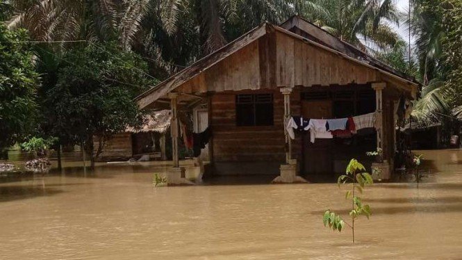 Banjir melanda tiga kecamatan di Kabupaten Langkat, Sumatera Utara.