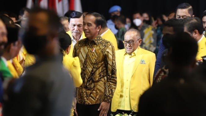 Presiden Jokowi dan Aburizal Bakrie di HUT Golkar 58