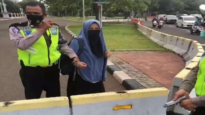 Wanita bercadar ditangkap membawa senpi di depan Istana Presiden