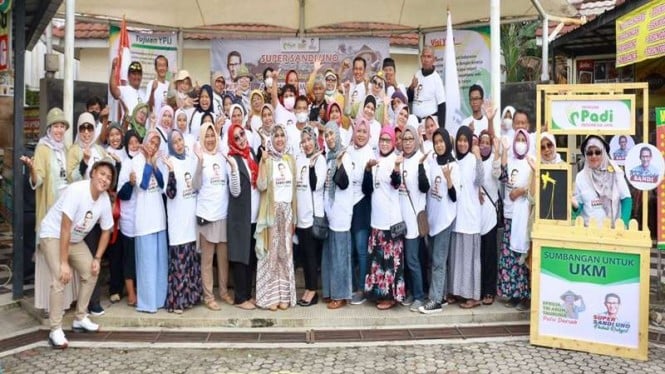 Relawan Super SandiUno menggelar kegiatan bertemakan ‘Peduli Pedagang Kuliner'