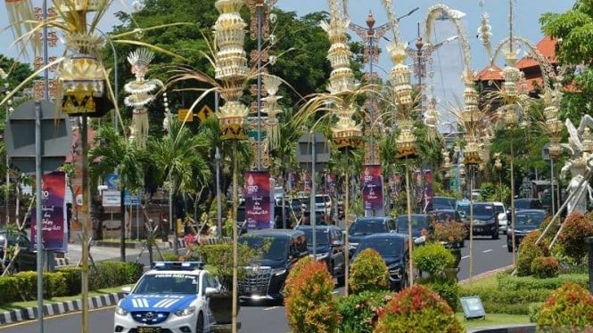 Jalan yang dilintasi delegasi KTT G20 di Bali dipasang penjor atau janur kuning