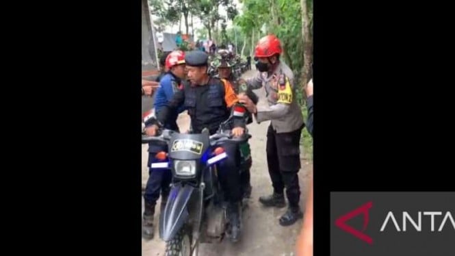 Ipda Sutrisno menggunakan motor bocah yang selamat dari reruntuhan gempa Cianjur