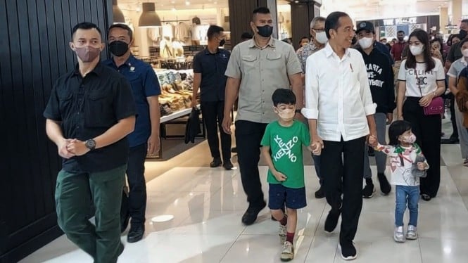 Presiden Joko Widodo dan Cucu-cucunya Jalan-jalan ke Mal