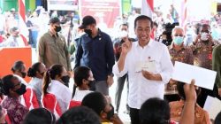 Presiden Jokowi membagikan bantuan sosial