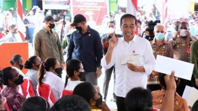 Presiden Jokowi membagikan bantuan sosial