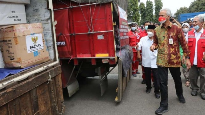 Gubernur Jawa Tengah Ganjar Pranowo melepas tim relawan gabungan serta bantuan untuk korban bencana gempa di Cianjur, Jawa Barat, di halaman Kantor Pemerintah Provinsi Jawa Tengah, Semarang, Kamis, 24 November 2022.