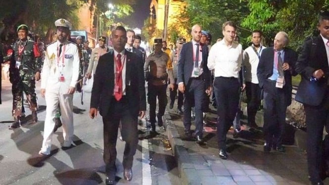 Presiden Prancis Emmanuel Macron berjalan kaki usai gala dinner di GWK