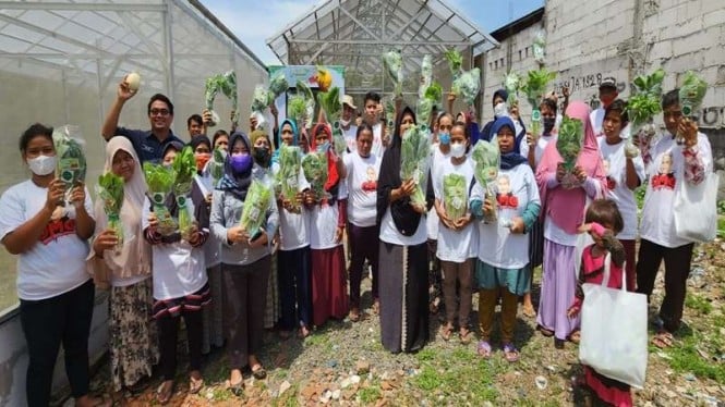 Relawan Orang Muda Ganjar (OMG) menggelar sedekah sayuran di Duren Sawit