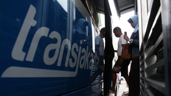 Ilustrasi penumpang Bus TransJakarta.
