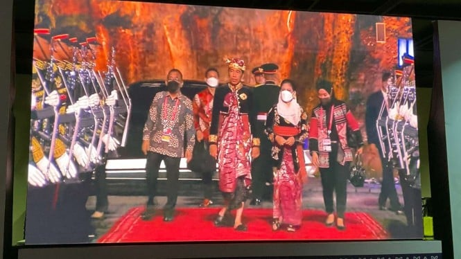 Presiden Joko Widodo dan Ibu Iriana mengenakan baju adat Bali.