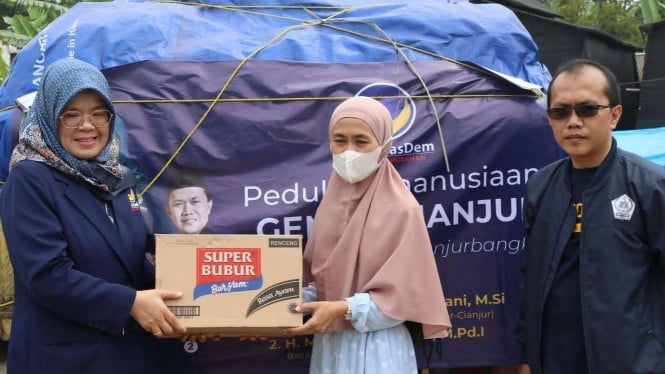 Penyerahan bantuan makanan dan kebutuhan harian pengungsi untuk para warga penyintas bencana alam gempa bumi di Cianjur, Jawa Barat, oleh Ketua Umum Pemberdayaan Perempuan UMKM Indonesia (PPUMI) Munifah Syanwani, pada Minggu, 11 Desember 2022.