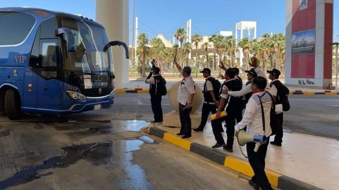 Petugas melepas keberangkatan jemaah haji ke Mekah dari Bandara Jeddah