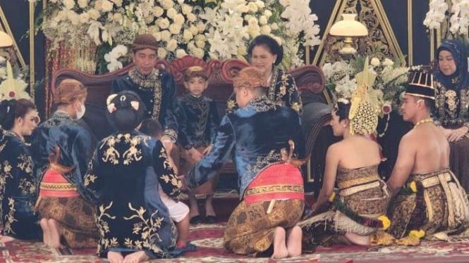 Presiden Joko Widodo beserta keluarga menjalani upacara "ngunduh mantu" Kaesang Pangarep dan Erina Gudono di Loji Gandrung, Solo, pada Minggu pagi, 11 Desember 2022.