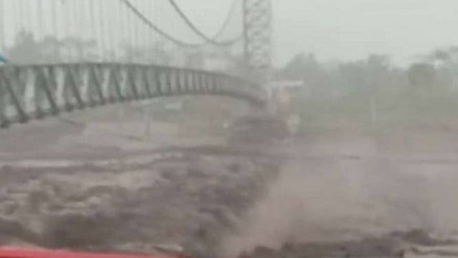 Tangkapan layar: Derasnya banjir lahar dingin Gunung Semeru yang melewati dibawah jembatan gantung Kaliregoyo di Desa Sumberwuluh, Kecamatan Candipuro, Kabupaten Lumajang, Jawa Timur, Senin sore, 17 Januari 2022.