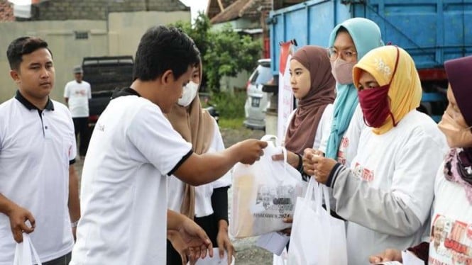 Komunitas sopir truk Jawa Timur membagikan ratusan paket sembako