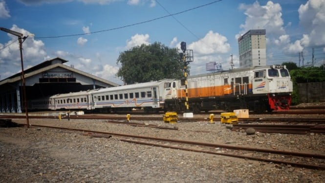 Rangkaian gerbong kereta api (KAI) melintas di Stasiun Solobalapan