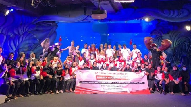 Alumni Akpol 2010 B mengajak lansia panti jompo jalan-jalan ke Jakarta Aquarium