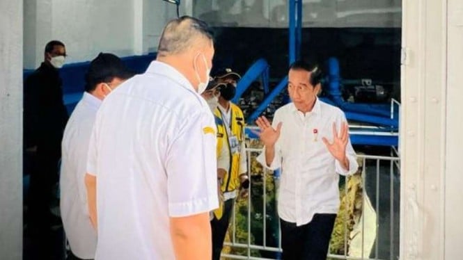 Jokowi memberi arahan saat meninjau optimalisasi SPAM Weymomolin, Maluku.