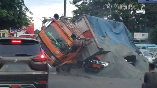 Truk pasir terguling menimpa mobil Pajero Sport berplat TNI di Transyogi Depok