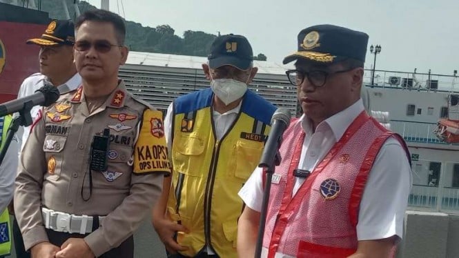 Menteri Perhubungan Budi Karya Sumadi (kanan) berbicara kepada wartawan tentang penanganan kasus mobil berisi sejoli yang tercebur ke laut Dermaga 2 Pelabuhan Merak, Kota Cilegon, Banten, Sabtu, 24 Desember 2022.
