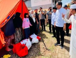 Momen Jokowi Datangi Rumah Pimpinan Ponpes Darul Falah Cianjur