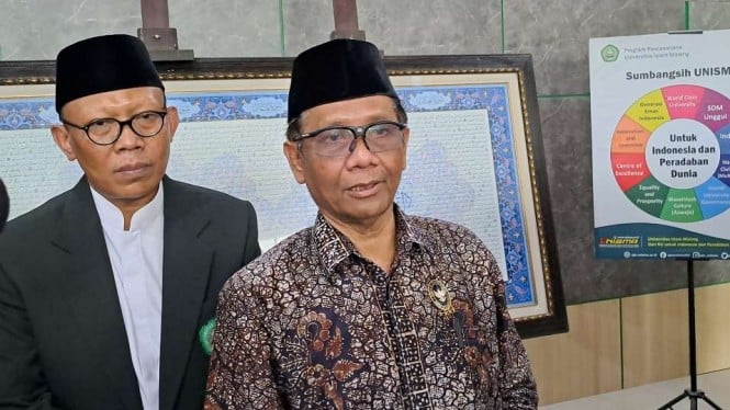 Menteri Koordinator Bidang Politik, Hukum, dan Keamanan Mahfud MD berbicara kepada wartawan ketika berada di Malang, Jawa Timur, Jumat, 23 September 2022.