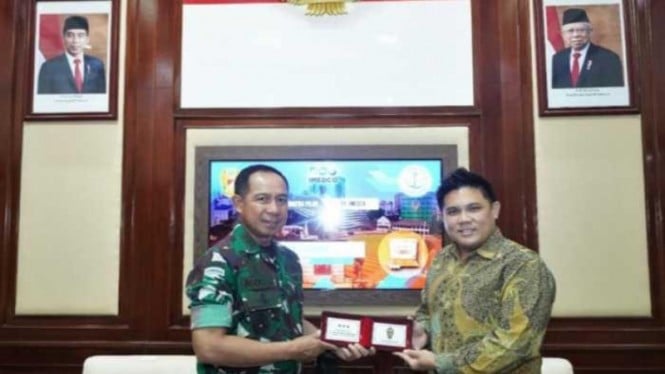 Wakil Kepala Staf Angkatan Darat (Wakasad) Letjen TNI Agus Subiyanto (kiri)