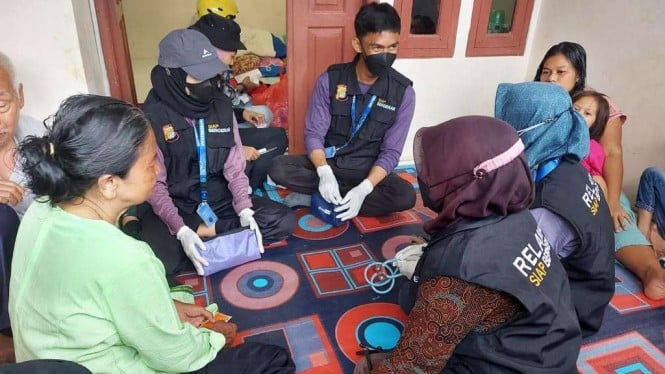 Tim dan Relawan Dari Polda Metro Jaya Membantu Warga Korban Gempa Bumi Cianjur