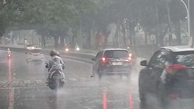 Hujan mengguyur di Jalan Nasional Semarang - Solo.