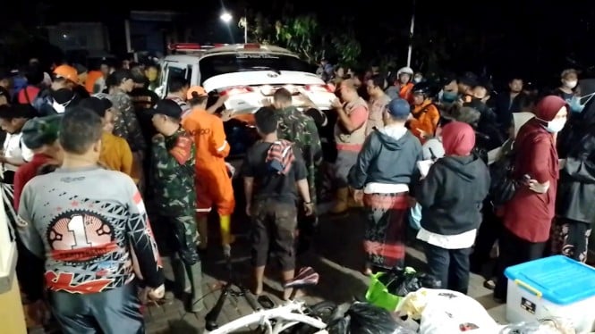 Korban Banjir Tembalang Semarang Jawa Tengah Dibawa Ambulance