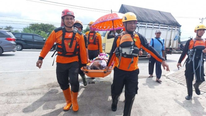 Tim SAR evakuasi korban banjir di Semarang, Jateng.