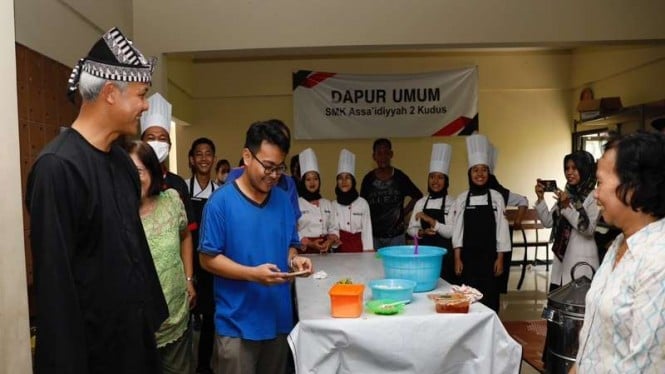 Ganjar Pranowo mengunjungi dapur umum untuk korban banjir di Jateng