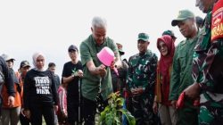 Gubernur Jawa Tengah Ganjar Pranowo menanam pohon