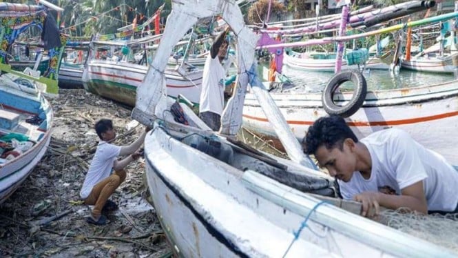 Relawan Ganjar bantu renovasi perahu nelayan di Madura
