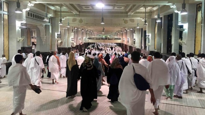 Ribuan umat melakukan tawaf dan peribadatan di Masjidil Haram, Mekah.