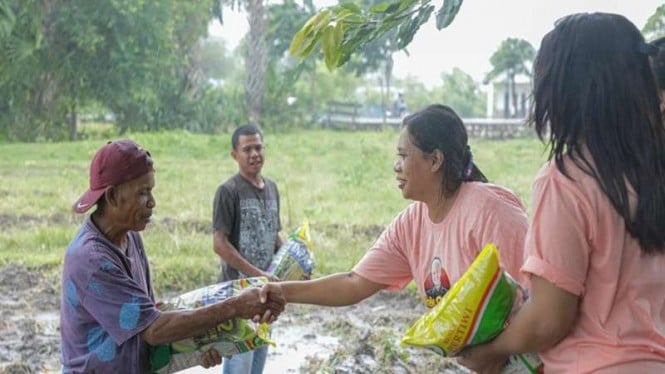 Relawan Ganjar berikan bantuan bibit dan pupuk untuk petani di Kupang