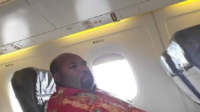 Gubernur Papua Lukas Enembe di pesawat usai ditangkap KPK