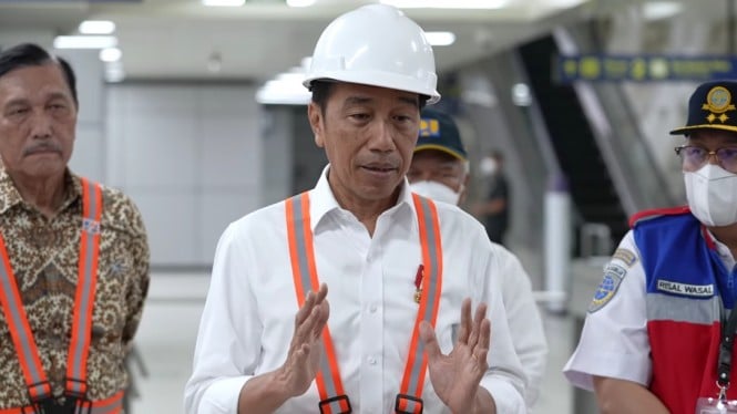 Presiden Jokowi berikan keterangan pers di Stasiun LRT TMII