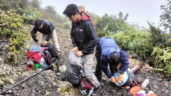 Tim Penyapu dari BKSDA, Basarnas, dan sejumlah pemuda setempat memaksa turun para pendaki Gunung Marapi yang mengalami erupsi, Minggu, 8 Januari 2023.