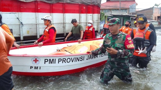 Tim SAR mengevakuasi korban meninggal akibat tersengat listrik di lokasi banjir Kelurahan Trimulyo, Kecamatan Genuk, Kota Semarang, Senin, 2 Januari 2023.