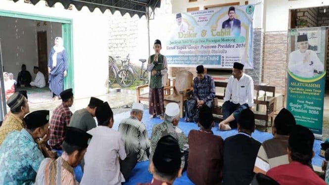 Relawn Kiai Muda Jawa Timur menyerahkan bantuan ke majelis taklim di Tuban